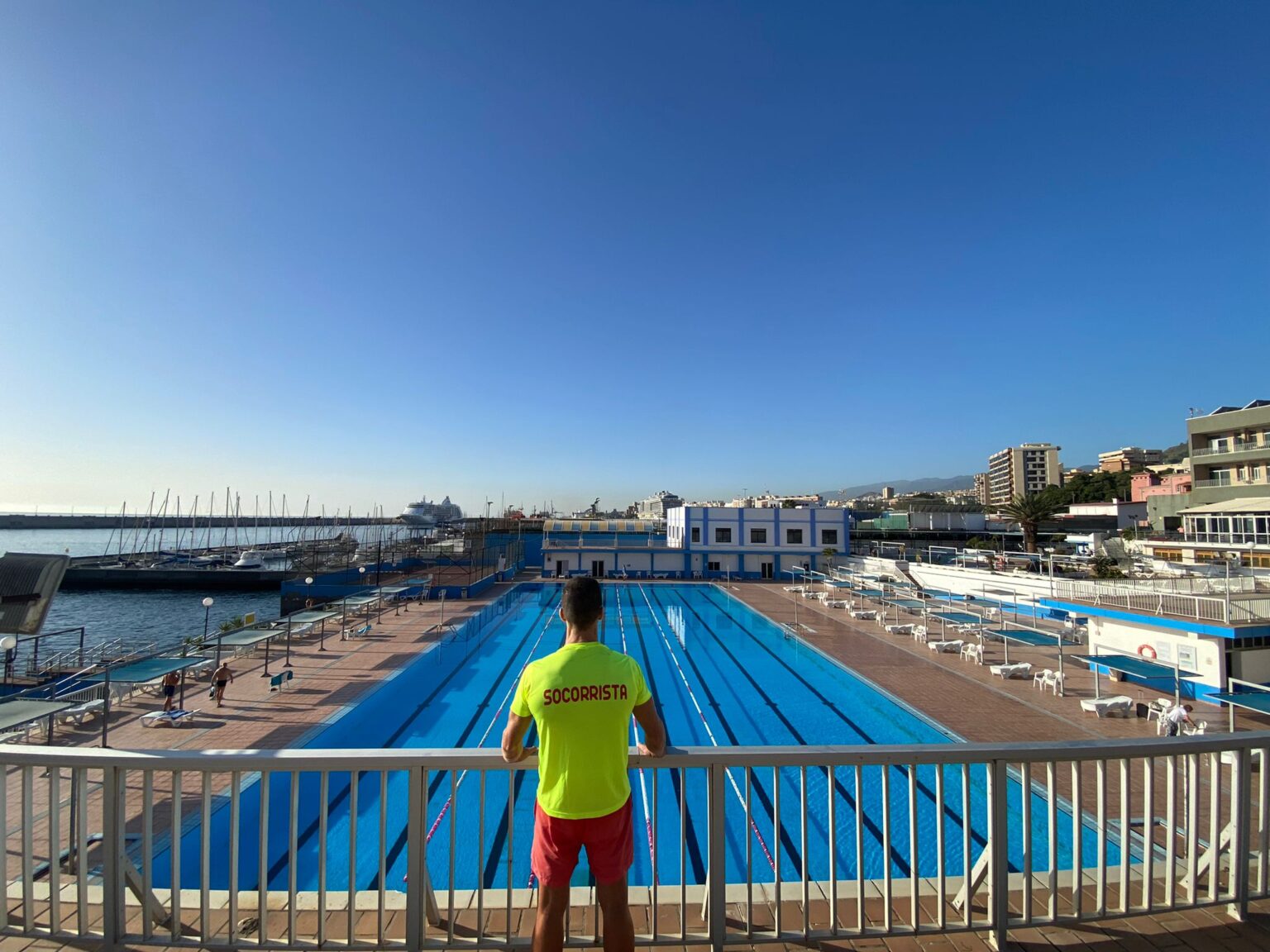 Trabajadores realizando el acondicionamiento de la piscina para la temporada de verano